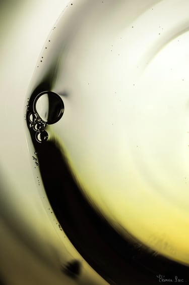 Grande bulle de vin blanc irradiant comme une planète, halo vibrant et mystérieux