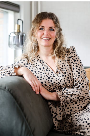 Hypnose therapeut zittend op de bank en lachend naar de camera