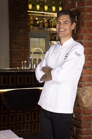 Ritratto dello chef e patron Riccardo Quadri all'interno del suo bistrot milanese.