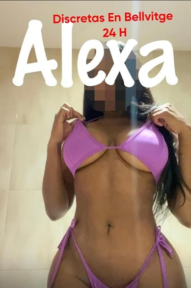 Chica escort morena con lencería sexy posando sensual en habitación de Bellvitge