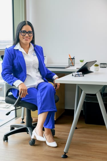 Dirección de pose en sesión de fotografía corporativa para ejecutivos en Cancún por Drai Cabello