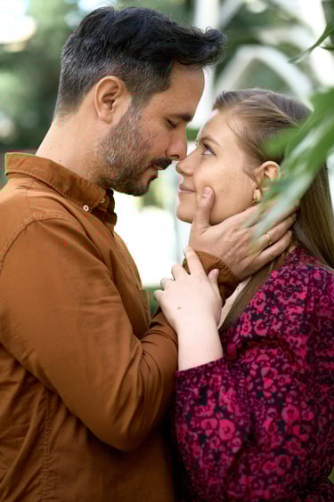 couple se regarde de manière amoureuse seance photo grossesse