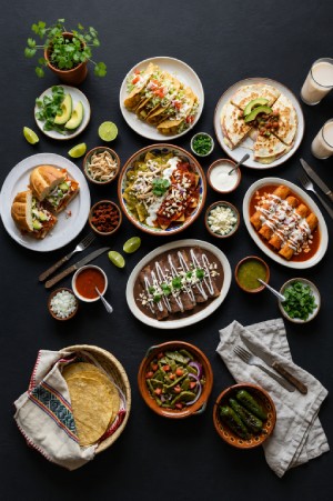 Antojitos mexicanos, chilaquiles, enchiladas, torta de chilaquiles, tacos dorados, salsa y tortillas de maíz.