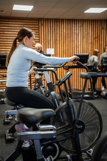 Séance cardio sur Air Bike chez E.FITNESS