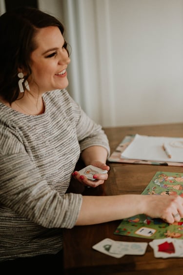  Orthophoniste utilisant un jeu de cartes et un matériel visuel lors d’une séance d’intervention. 