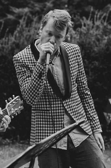 Mann beatboxte auf einer Hochzeit.