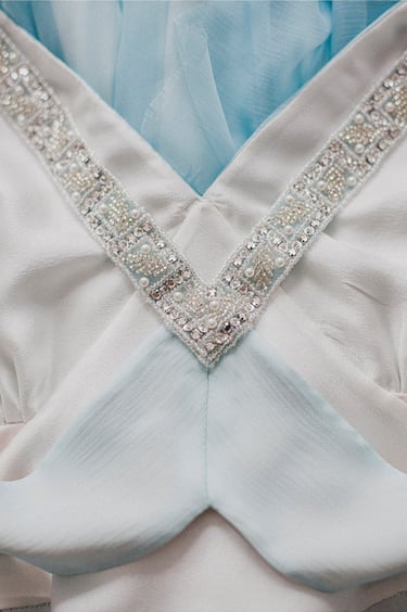 Detail eines Hochzeitskleides.