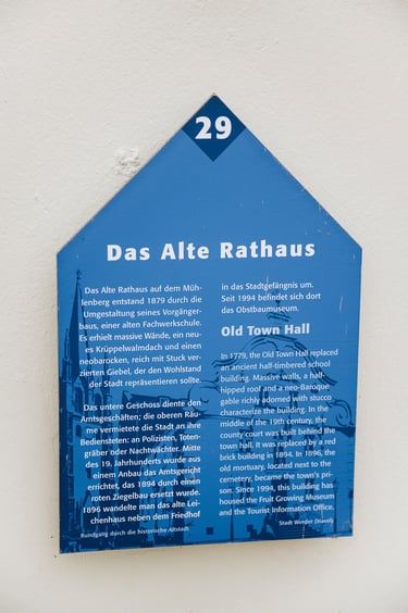 Eine blaue Plakette des alten Rathauses in Werder.