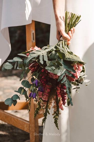Eine Nahaufnahme des Brautstraußes.