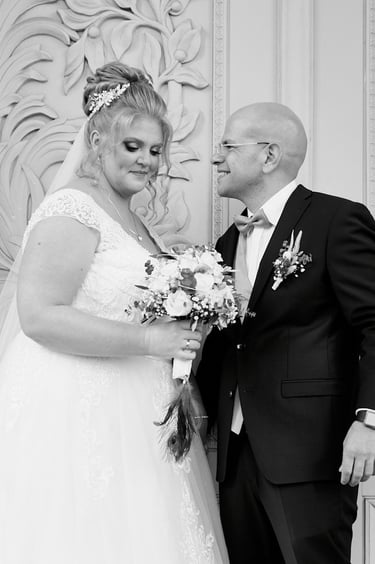 Der Bräutigam bewundert seine neue Frau.