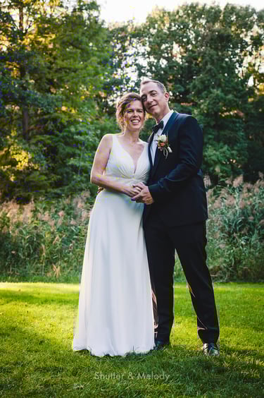 Braut- und Bräutigamporträt in einem Park.