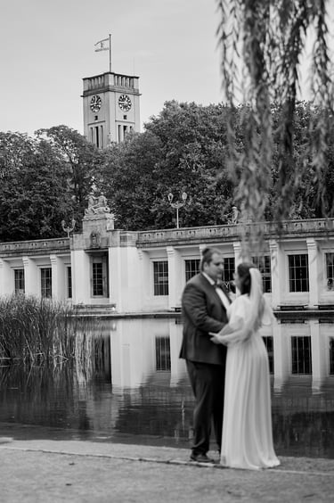 Bride and groom in Rudolph-Wilde-Park next to a pond.