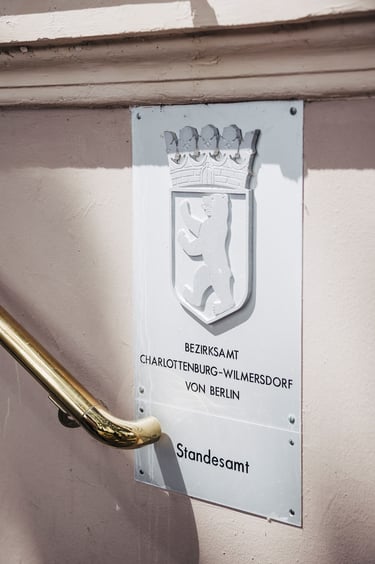 Tafel am Standesamt Charlottenburg-Wilmersdorf.