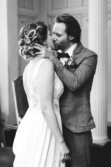 First kiss as husband and wife at the Charlottenburg civil registry.