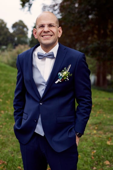 Portrait of the groom in a blue suit.