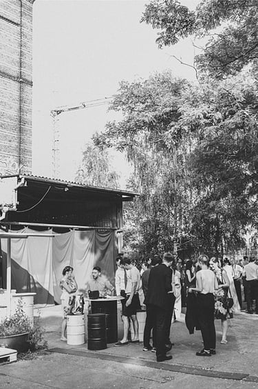 Eine Aufnahme des Außenbereichs der alten Teppichfabrik in Berlin.