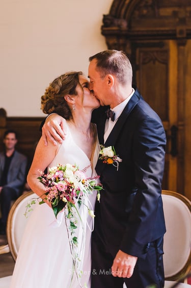 Braut und Bräutigam küssen sich.