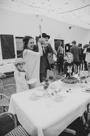 Paar kurz vor dem Anschneiden ihrer Hochzeitstorte.