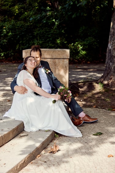 Bride and groom sitting on a step in Rudolph-Wilde-Park.
