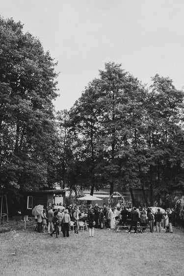 Hochzeitsgäste versammelten sich an einem See.