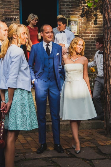 Braut und Bräutigam im Sonnenschein.