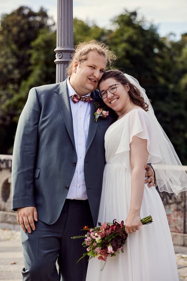 Bride and groom on a bridge in Rudolph-Wilde-Park.