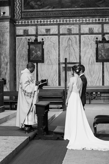 Der Priester segnet die Braut und den Bräutigam.