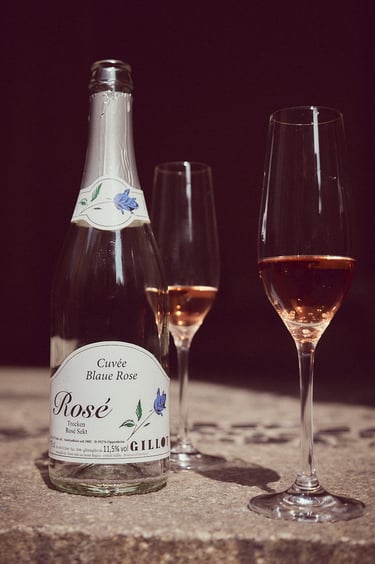 Sektflasche Rose und zwei Gläser.