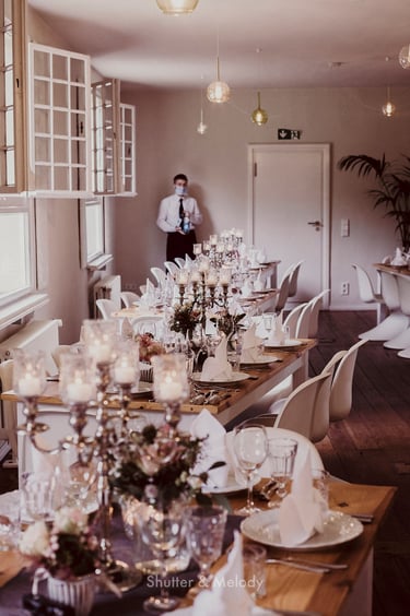 Tische aufstellen, bereit für die Ankunft der Hochzeitsgäste.