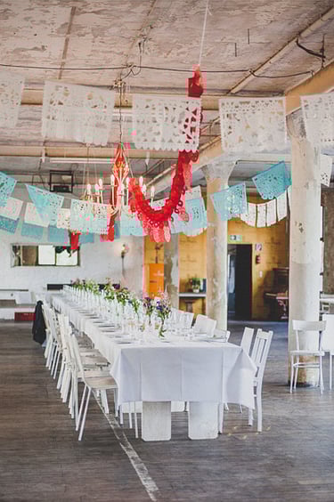 Eine verzierte Decke in einer alten Fabrik, die als Veranstaltungsort für Hochzeitsempfänge genutzt wird.