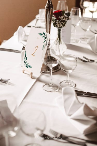 Eine Tischnummer für eine Hochzeitsfeier.