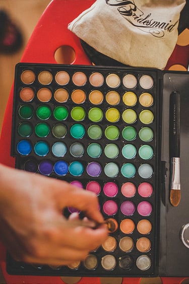 Eine farbenfrohe Augen-Make-up-Palette.