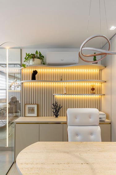 Mesa de trabalho sofisticada, com painel ripado atrás, com prateleiras curvas e iluminadas e armário