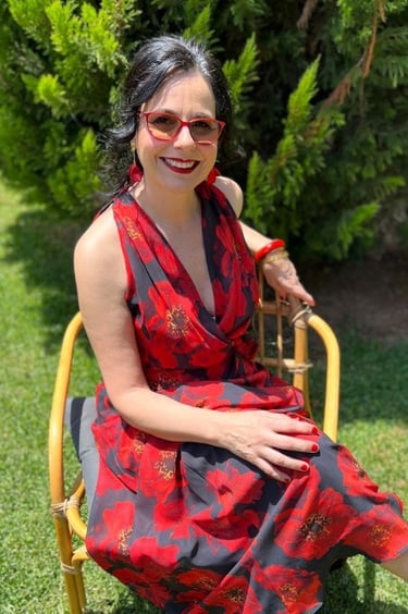 Carmen Martínez Fink, Finkyta, sentada posando para una foto