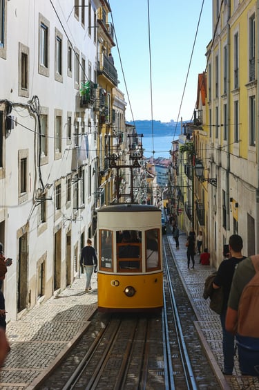 Tramway jaune Lisbonne Portugal