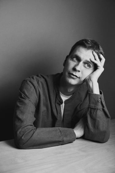 Álvaro Del Olmo leaning on a desk.