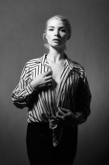 Eine Frau in einem gestreiften Hemd, fotografiert in einem Studio.