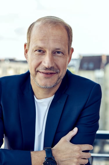 Porträt von Tim Nidernolte auf einem Balkon.