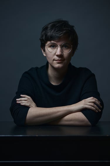 Porträt einer Frau mit Brille in einem Fotostudio.