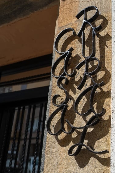 Detalle del letrero de entrada a Carmens Rural en Sant Jordi