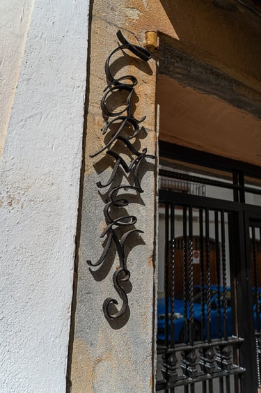 Detalle del letrero de entrada a Carmens Rural en Sant Jordi