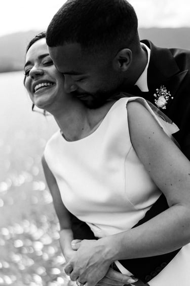 couple mariage au bord du lac annecy