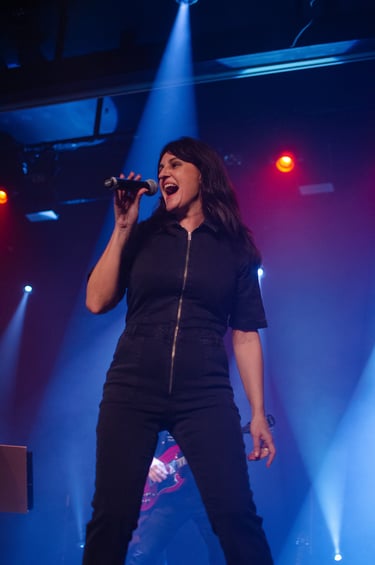 Vocalista de HOKELE en acción durante el concierto, interpretando canciones españolas