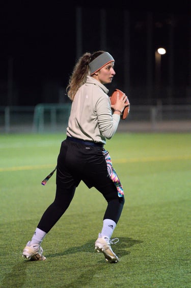 Flag Football Quarterback Anna Laura John von Limmat Lightning in Aktion auf dem Spielfeld.