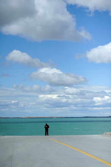 Un homme seul face au fleuve en Patagonie