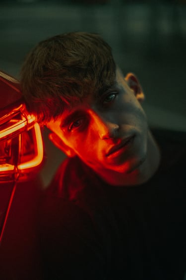 Primer plano de modelo en un coche con luces rojas en un parking