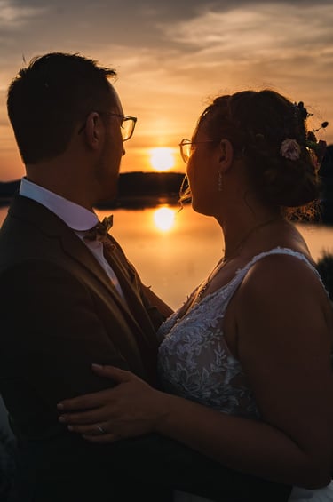 Photo d'un couple de mariés au coucher du soleil