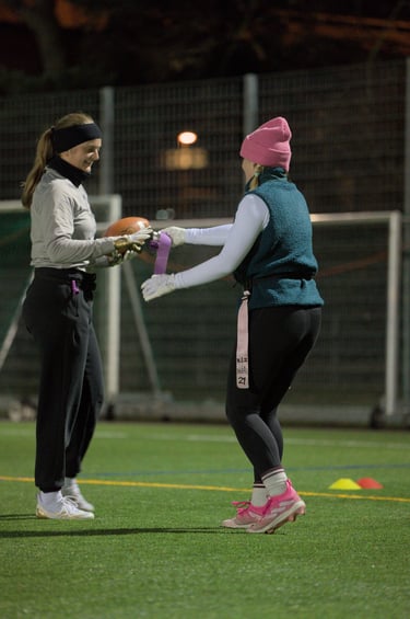 Flag Football Training der Limmat Lightning in Zürich – Spielerin gibt die gezogene Flagge zurück
