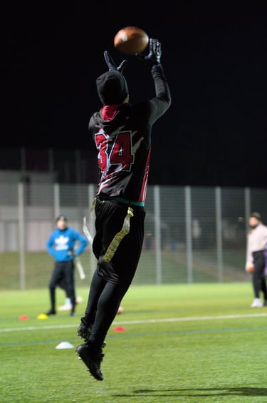 Flag Football Verein Zürich: Spieler der Limmat Lightning fängt einen Ball in der Luft.