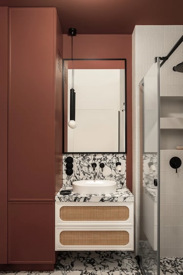 Realizacja łazienki: prysznic walk-in i odważna kolorystyka.